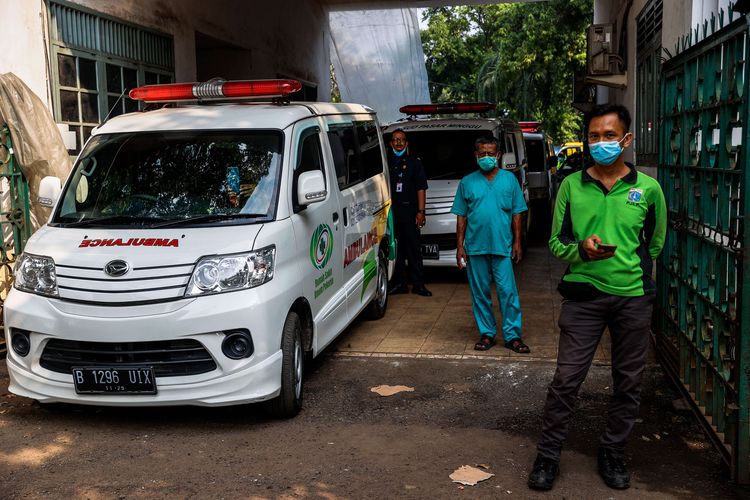 Petugas dari rumah sakit menunggu antrian untuk pengambilan peti khusus Covid-19 di TPU Petamburan, Jakarta Pusat, Minggu (4/7/2021). Dinas Pertamanan dan Hutan Kota DKI Jakarta menyiapkan peti untuk Rumah sakit dan pasien Covid-19 yang diisolasi di rumah di seluruh Jakarta.