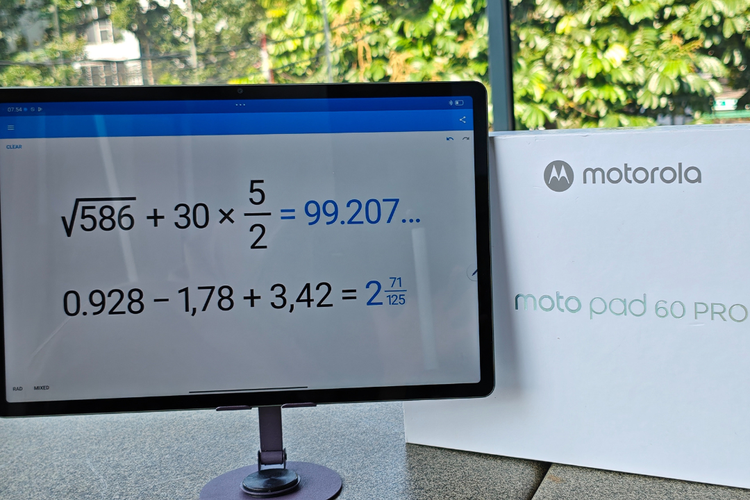 Aplikasi MyScript Calculator 2 di Moto Pad 60 Pro. Aplikasi ini memungkinkan pengguna untuk menulis pertanyaan matematika dengan stylus, lalu secara otomatis dengan bantuan AI, mengonversinya menjadi jawaban.