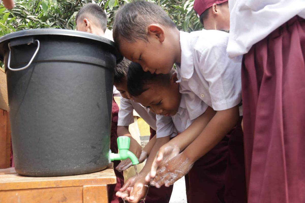 Sejumlah siswa mengikuti peringatan Hari Cuci Tangan Sedunia bersama relawan kesehatan dari Layanan Kesehatan Cuma-cuma (LKC) Dompet Dhuafa.