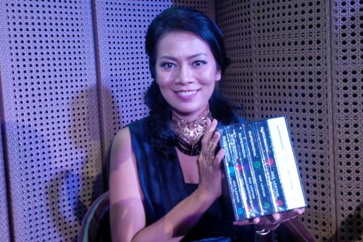 Dewi 'Dee' Lestari diabadikan ketika meluncurkan seri terakhir novel Supernova: Inteligensi Embun Pagi, di Galeri Indonesia Kaya, Grand Indonesia, Jakarta Pusat, Minggu (28/2/2016)