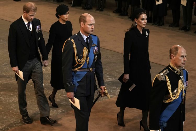 Pangeran Harry, kiri, dan Meghan, kedua kiri, Duchess of Sussex, Pangeran William, kedua kanan, dan Kate, Princess of Wales meninggalkan Westminster Hall di London, Rabu, 14 September 2022.