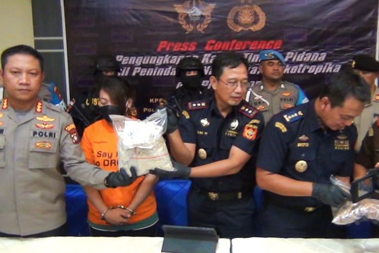 Kepala Kantor BC Tanjungpinang, Tri Hartana dan Kapolresta Tanjungpinang, Kombes Pol Heribertus Ompusunggu menunjukkan barang bukti ekstasi.