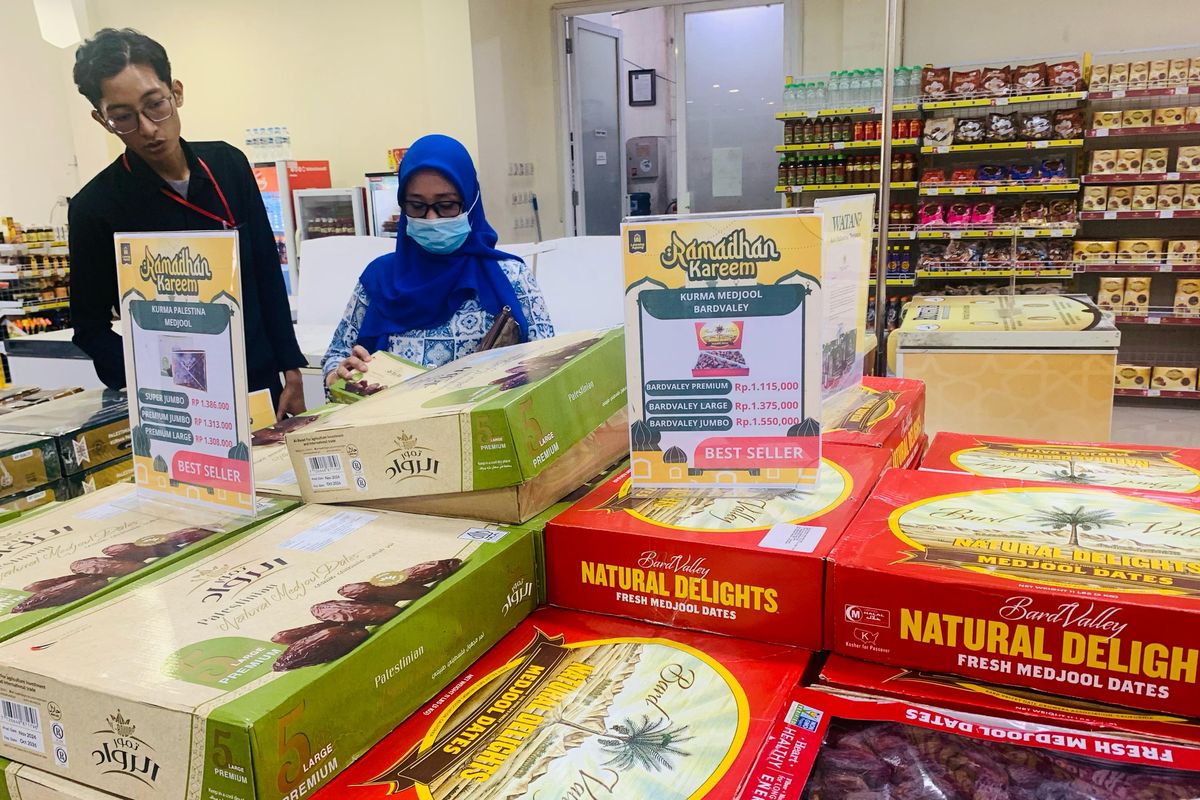 Seorang pembeli sedang memilih kurma di Lawang Agung Gayungsari Surabaya, Kamis (6/3/2025) sore.