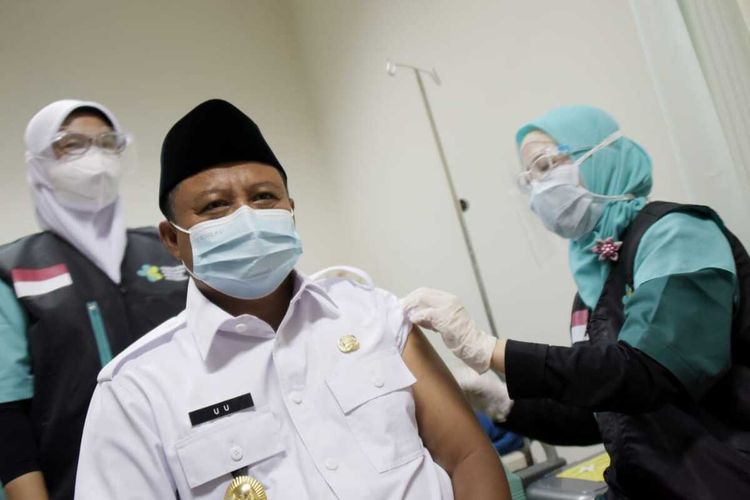Wakil Gubernur Jawa Barat Uu Ruzhanul Ulum menerima suntikan vaksin Covid-19 dosis kedua di Lobby Paviliun Parahyangan RSUP dr. Hasan Sadikin (RSHS), Kota Bandung, Kamis (28/1/2021).