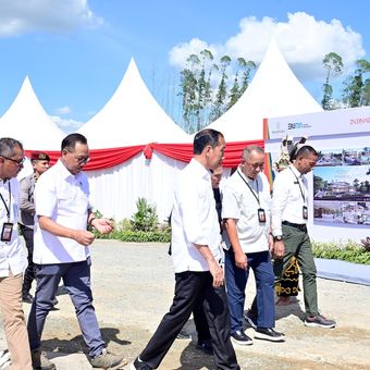 Presiden Joko Widodo meninjau peletakan baru pertama berbagai pembangunan kantor perbankan di kawasan Ibu Kota Nusantara (IKN), Penajam Paser Utara, Kalimantan Timur, Kamis (29/2/2024).