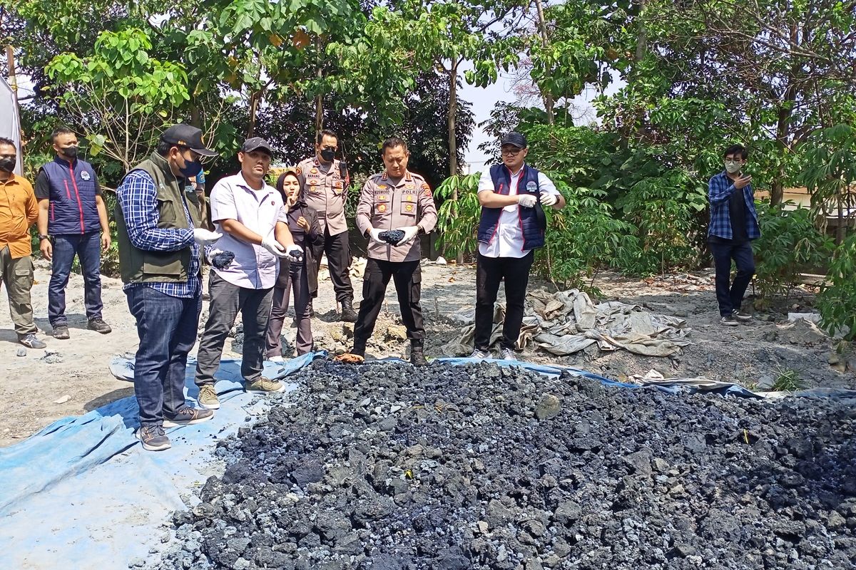 Jajaran Tindak Pidana Tertentu (Tipiter) Polresta Bandung menutup salah satu perusahaan yang bergerak di bidang tekstil celup celana jeans di Kecamatan Rancaekek, Kabupaten Bandung. Diduga pabrik tersebut membuang dan menimbun limbah B3 dan tidak menjalankan IPAL.