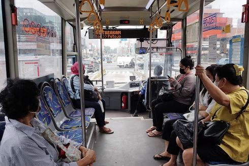 Bus Transjakarta Disebut Efektif Kurangi Kemacetan, Penumpang: Dempet-dempetan Bukan Masalah