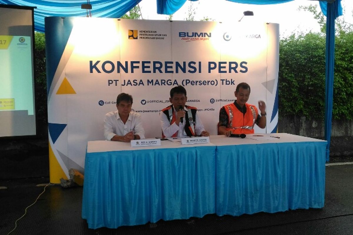 VP Division Operation Management Jasa Marga Raddy R Lukman (tengah) bersama dengan GM Tol Jagorawi Roy A Darwis (kiri) dan VP Corporate Communication Jasa Marga Dwimawan Heru saat jumpa pers terkait safety riding di GT Cimanggis Utama, Jagorawi, Kamis (9/11/2017).