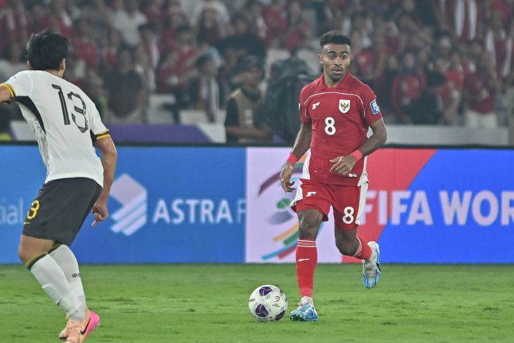 Winger cepat Malut United, Yakob Sayuri langsung bermain sejak menit pertama saat pelatih Timnas Indonesia membutuhkannya di laga kontra China dalam Kualifikasi Piala Dunia 2026 Zona Asia, Kamis (5/6/2025) di Stadion Gelora Bandung Lautan Api (GBLA). 