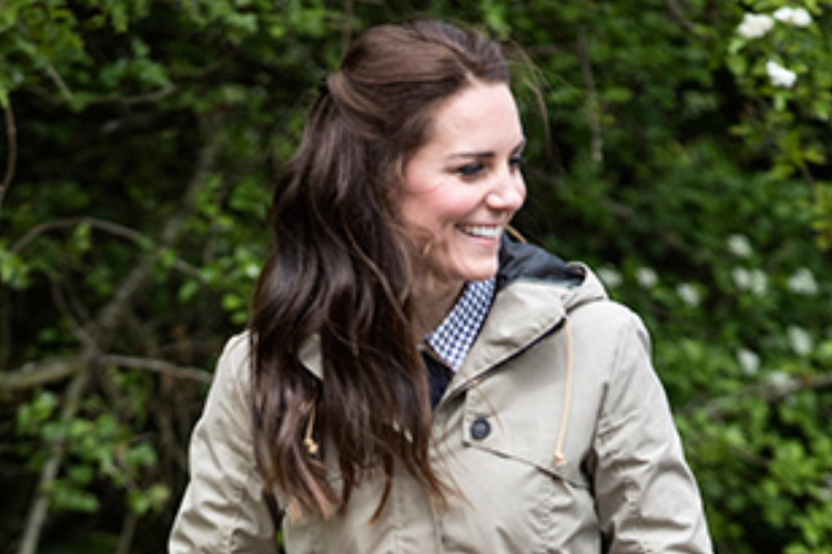 Kate Middleton dengan jaket anorak