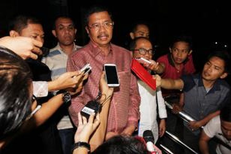 Wakil Gubernur Sumatera Utara, Tengku Erry Nuradi keluar dari kantor Komisi Pemberantasan Korupsi (KPK), Jakarta Selatan, usai diperiksa penyidik, Senin (12/10/2015).