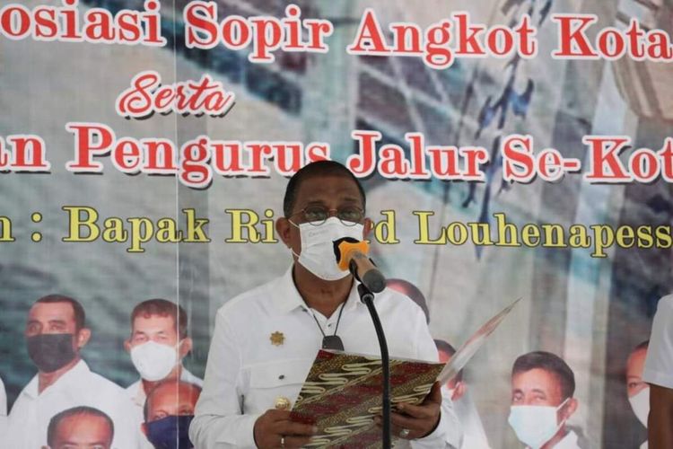 Wali Kota Ambon Richard Louhenapesst melantik Pengurus Asosiasi Supir Angkot Kota Ambon (ASKA) di Tribun Lapangan Merdeka, Kota Ambon, Kamis (25/11/2021)