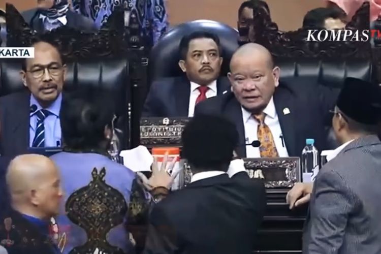 Kericuhan rapat paripurna DPD RI di Kompleks Parlemen, Senayan, Jakarta, Jumat (12/7/2024). 