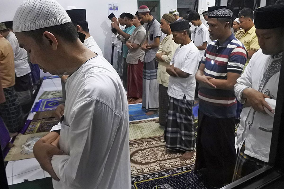 Umat Islam melaksanakan shalat Tarawih tanpa pembatasan jarak (physical distancing) di Kampung Drangong, Serang, Banten, Kamis (23/4/2020). Meski pemerintah telah menganjurkan beribadah dari rumah dan wajib menjaga jarak untuk menekan penyebaran COVID-19, tapi sebagian jemaah masih shalat berjamaah dengan tidak menerapkan ketentuan tersebut.