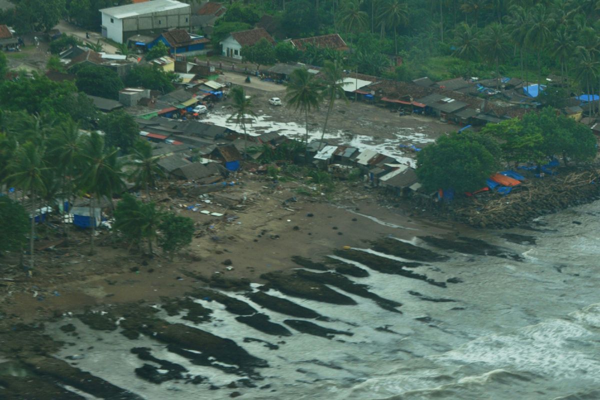 Pantauan udara daerah pesisir Banten terdampak tsunami dari pesawat Cessna 208B Grand Caravan milik Maskapai Susi Air, Senin (24/12/2018)