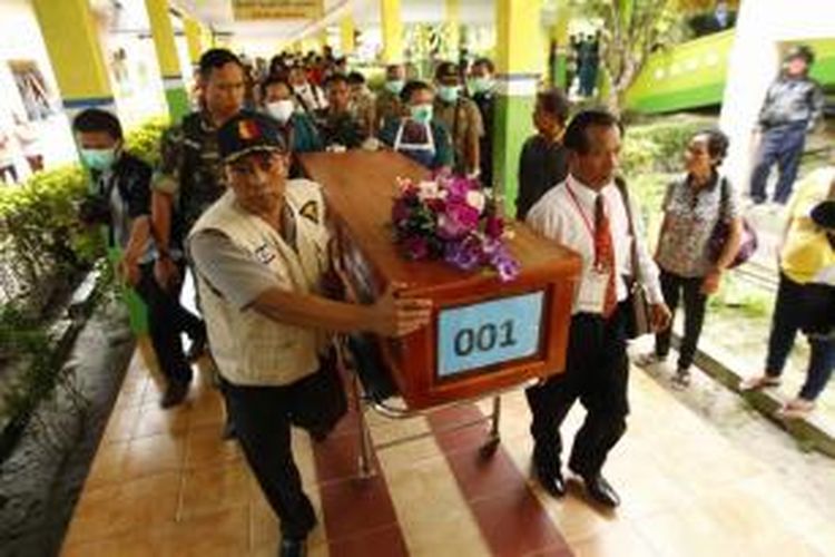 Petugas membawa peti jenazah korban jatuhnya pesawat AirAsia QZ8501, keluar dari ruang jenasah RSUD Imanuddin, Pangkalan Bun, Kalimantan Tengah, Rabu (31/12/2014). Jenazah langsung dibawa ke Lanud TNI AU Iskandar untuk kemudian diterbangkan ke Bandara Juanda.