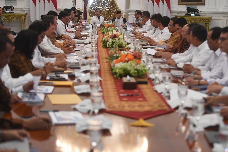 Presiden Joko Widodo (kiri) didampingi Wakil Presiden Ma'ruf Amin (kanan) memimpin sidang kabinet paripurna di Istana Merdeka, Jakarta, Kamis (24/10/2019). Sidang kabinet paripurna itu merupakan sidang perdana yang diikuti menteri-menteri Kabinet Indonesia Maju.