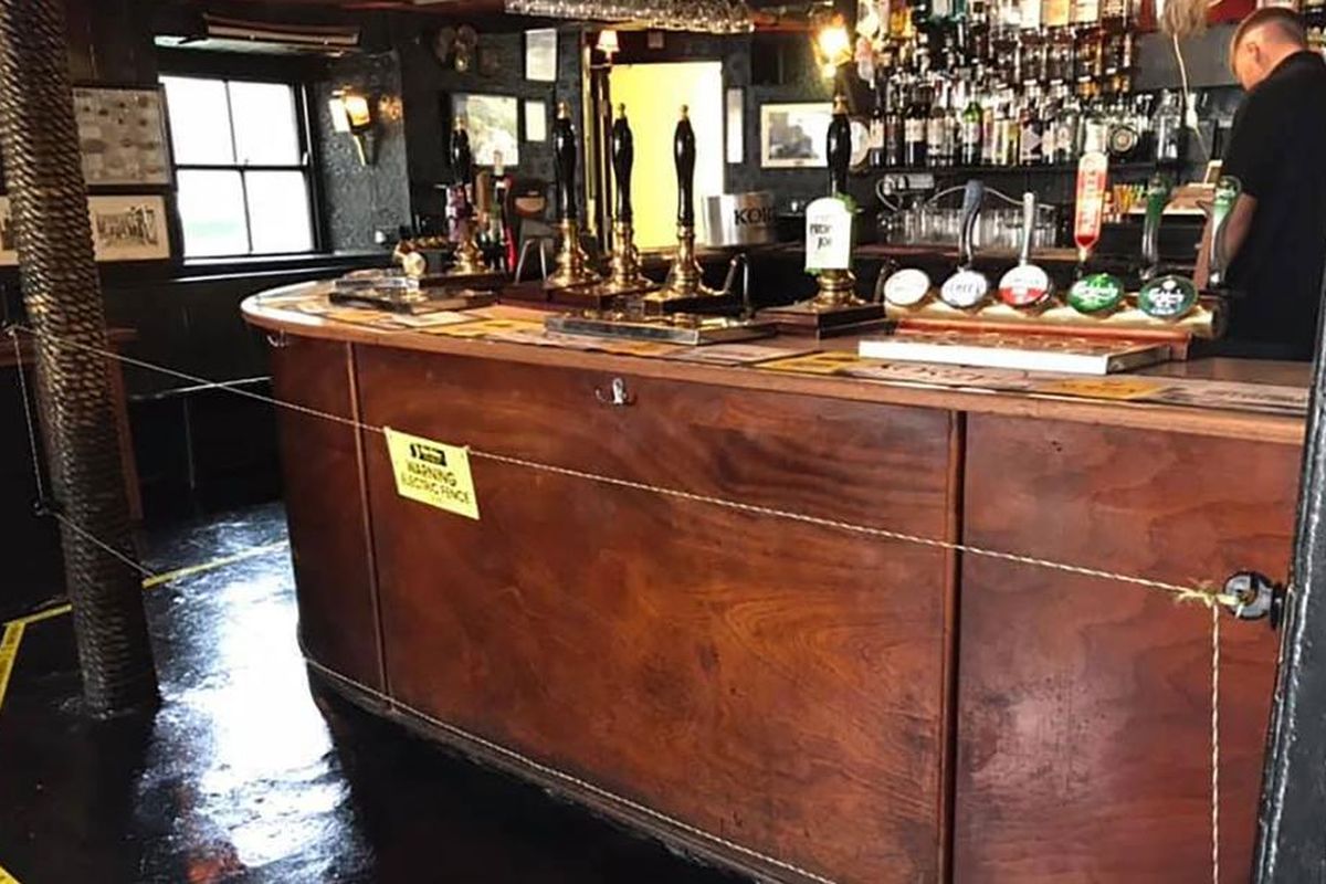 Jonny McFadden, pengelola pub the Star Inn in St Just, di Cornwall, Inggris memasang pagar listrik di pub-nya, agar para pengunjung ingat untuk menjaga jarak terkait pandemi Covid-19.