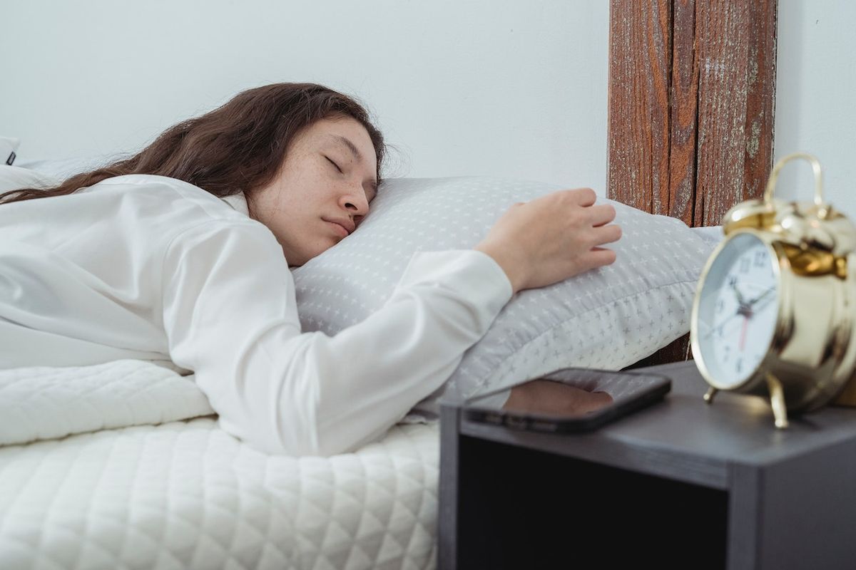 Tidur telungkup ternyata bukan posisi tidur yang benar karena akan menimbulkan beberapa efek samping.