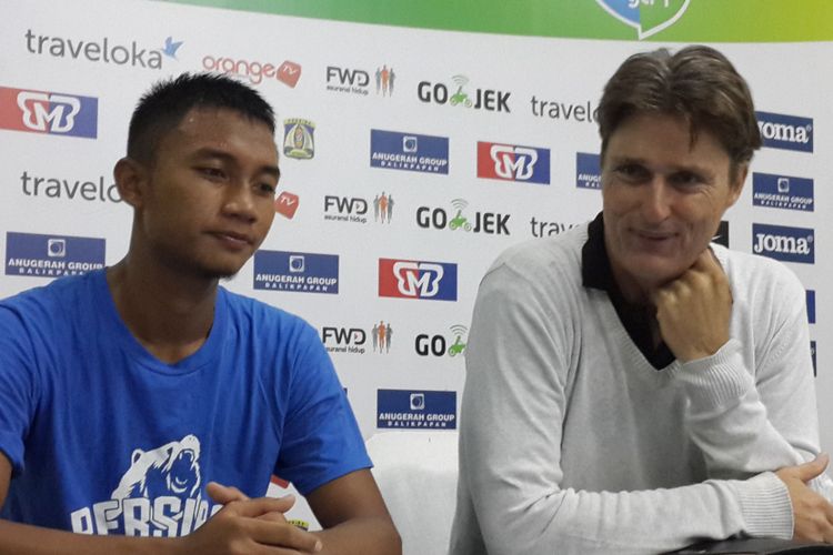 Pelatih Persiba Balikpapan, Timo Scheunemann (kanan) saat konferensi pers seusai dikalahkan Arema FC di Stadion Gajayana, Kota Malang, Senin (1/5/2017)