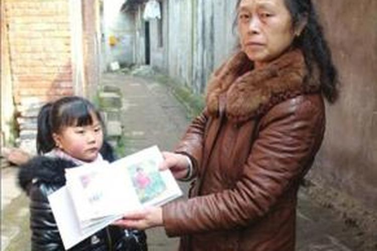 Zeng Yushan (kiri), memiliki postur seperti anak-anak di usianya yang hampir 20 tahun.