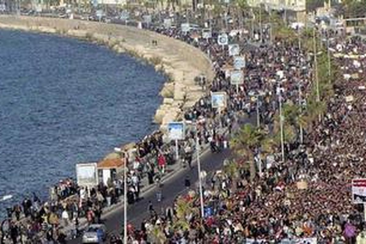 Para pemrotes antipemerintah Mesir juga menggelar aksi unjuk rasa di kota Laut Tengah, Alexandria, Senin (31/1/2011), yang merupakan hari ketujuh aksi protes itu digelar.
