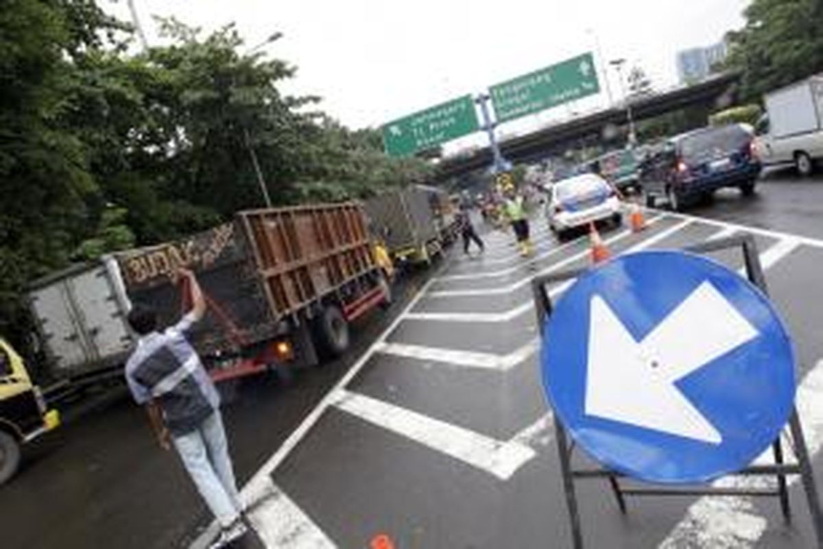 Kemacetan yang terjadi akibat genangan air yang terdapat pada ruas jalan tol dalam kota tujuan Tanjung Priuk di sekitar Cawang, Jakarta Timur, Rabu (29/1/2014). Akibat genangan air yang terjadi sejak malam ini tingginya mencapai 80 centimeter sehingga membuat beberapa truk tidak berani melintas dan membuat arus lalulintas terhambat. KOMPAS IMAGES/VITALIS YOGI TRISNA 