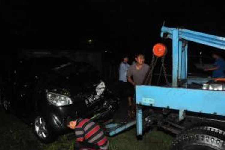 Petugas berusaha mengevakuasi mobil Daihatsu Terios H 8862 HB yang terlibat   kecelakaan karambol di KM 25 350 tol Ungaran-Bawen, Jumat (8/1/2016) malam.
