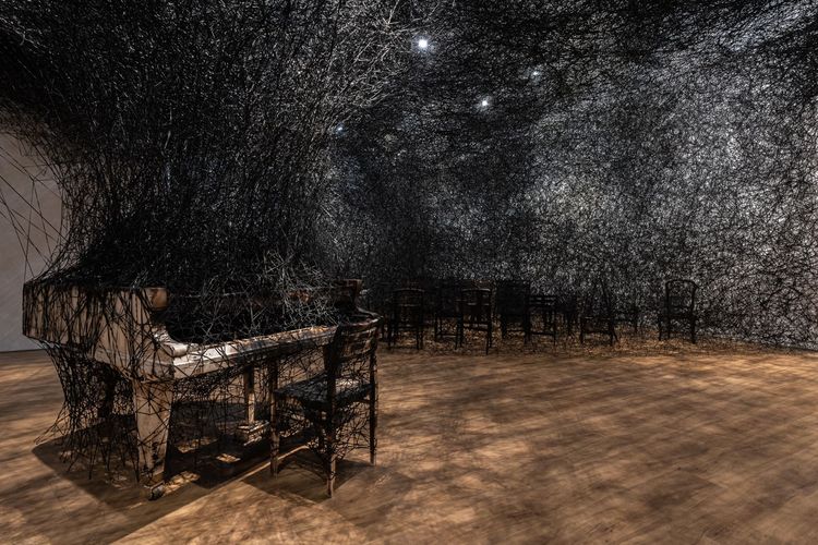 Pameran Chiharu Shiota: The Soul Trembles yang ditampilkan di Museum MACAN pada 26 November 2022 - 30 April 2023.