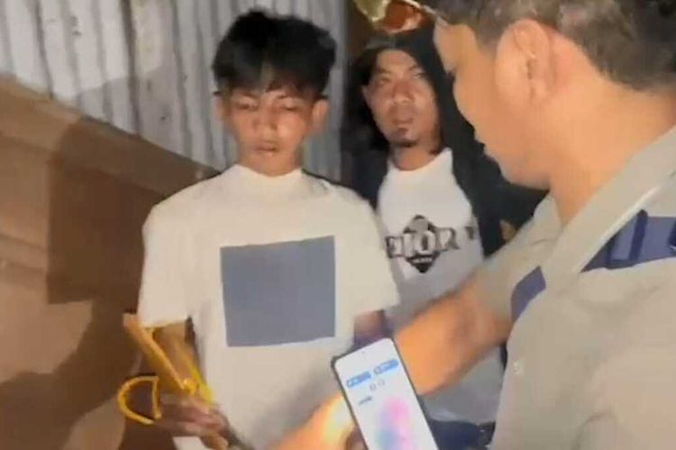 Polisi yang menangkap remaja berinisial ZKR (16) yang diduga merupakan provokator aksi tawuran antar kelompok di wilayah perbatasan Kecamatan Panakkukang dan Kecamatan Tallo, Kota Makassar, Sulsel, Selasa (28/10/2025).