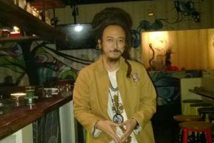 Artis musik reggae Ras Muhamad diabadikan dalam acara peluncuran album CD-nya yang berjudul Salam,  di kawasan Kemang, Jakarta Selatan, Selasa (9/6/2015).