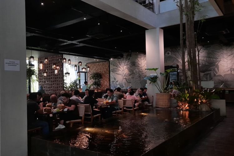 Suasana makan di Resto Wiro Sableng Garden