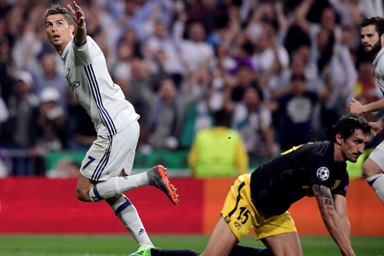 Cristiano Ronaldo merayakan gol Real Madrid ke gawang Atletico Madrid pada partai pertama semifinal Liga Champions di Stadion Santiago Bernabeu, Selasa (2/5/2017).