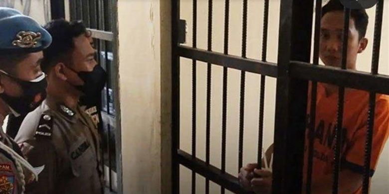 Oknum anggota Polres Pasuruan, Bripda Randy Bagus (21) saat dijebloskan di Ruang Tahanan Mapolda Jatim. 