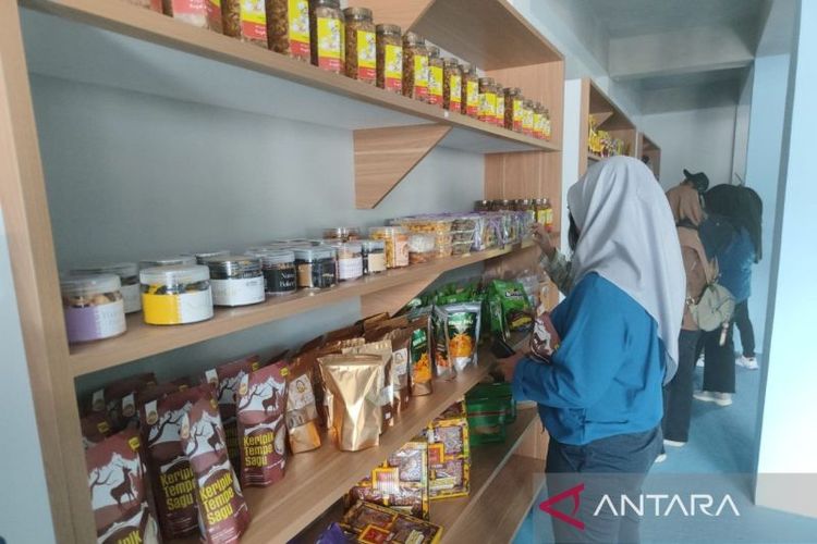 Seorang pengunjung sedang memilih produk lokal Kabupaten PPU yang dipajang di UMKM De'Rusa, Penajam, Kaltim. 