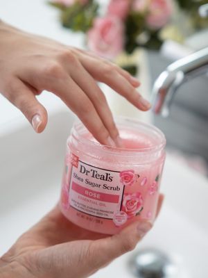 Produk scrub kulit dari rangkaian perawatan tubuh Dr.Teal's