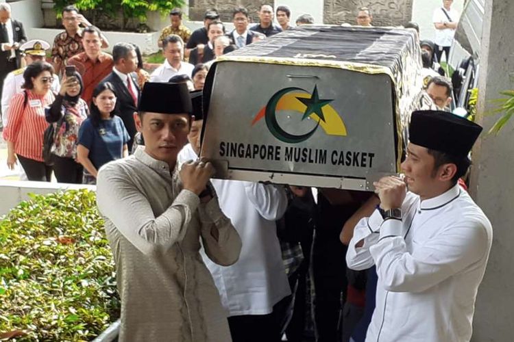 Putra Ibu Negara 2004-2014 Ani Yudhoyono, Agus Harimurti Yudhoyono (kiri) dan Edhie Baskoro Yudhoyono memanggul keranda jenazah Ibunda untuk dimandikan di KBRI Singapura, Sabtu (1/6/2019). Istri Presiden Susilo Bambang Yudhoyono, Ani Yudhoyono tutup usia karena kanker darah saat menjalani perawatan di Singapura.