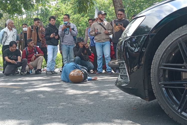 Proses rekonstruksi ulang kasus laka lantas yang menyebakan seorang pengendara sepeda motor meninggal di Cianjur, Jawa Barat, Selasa (21/2/2023).