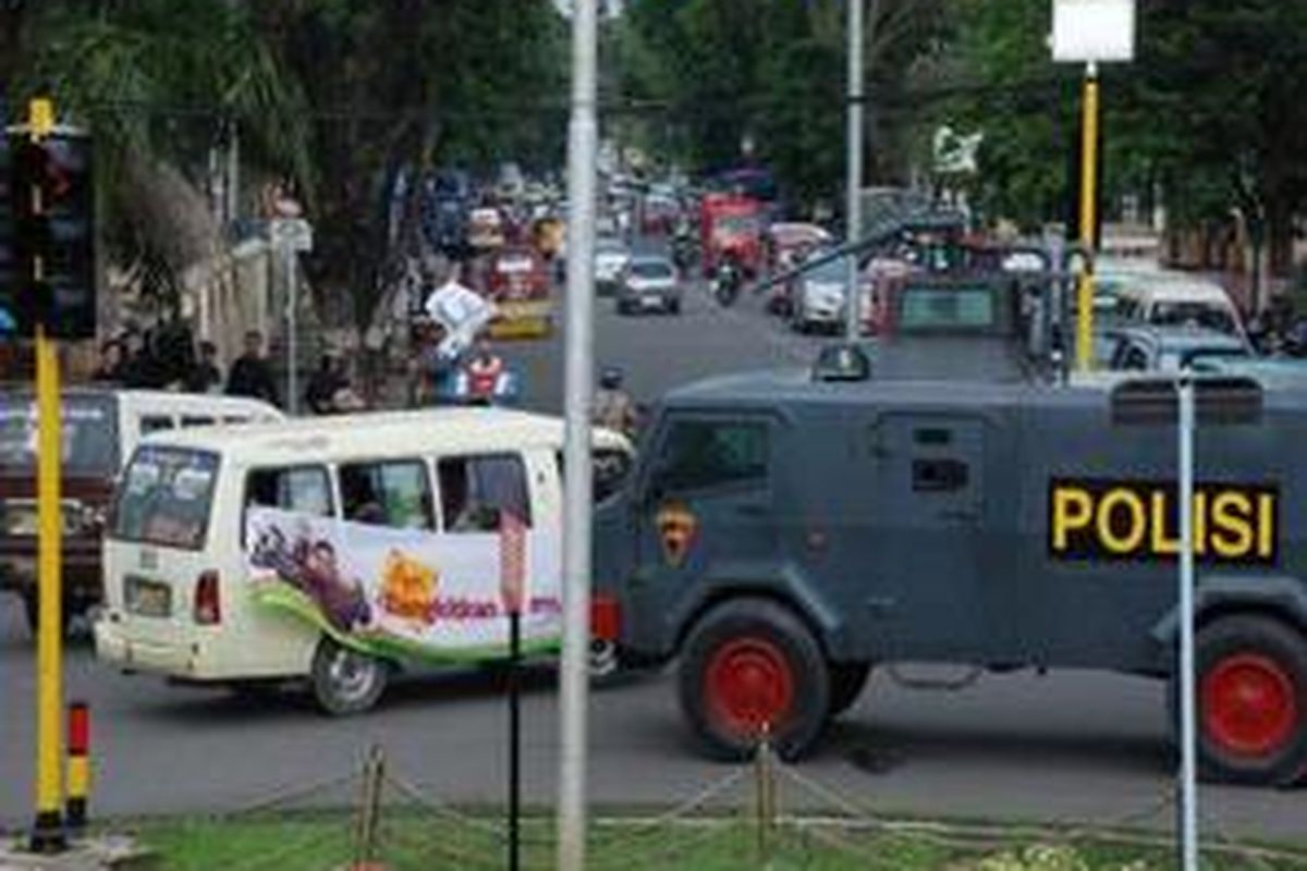 Hadang Pendukung SOHE Anggota Satuan Brimob Polda Sumsel menghadang pendukung SOHE ketika akan memasuki kawasan Jl Merdeka, kediaman Alex Noerdin, Palembang, Sumsel, Jumat (5/9). Pendukung pasangan SOHE melakukan pawai keliling Kota Palembang, merayakan hasil kemenangan pasangan SOHE dari Aldy menurut penghitungan cepat (quick count) Puskaptis. Sementara hasil penghitungan dari Lembaga Survei Independen Indonesia Aldy unggul dari SOHE. 