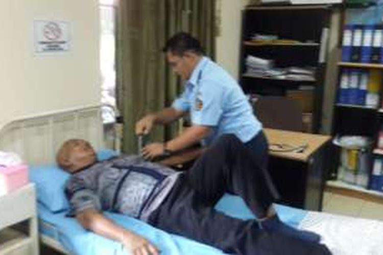 Petugas Kemenkumham memeriksa kesehatan Labora Sitorus di LP Cipinang, Senin (07/03/16).