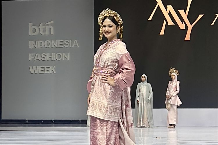 Penampilan Tissa Biani dalam busana karya Ainayya di Magnetic Show BTN Indonesia Fashion Week 2025, di Jakarta Convention Center (JCC), Jakarta Pusat, Sabtu (31/5/2025).