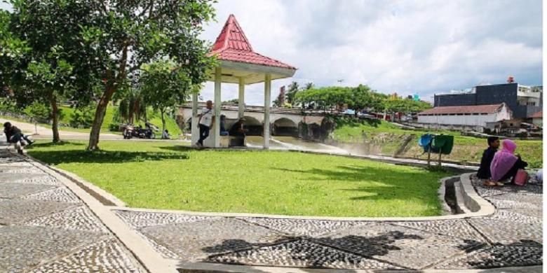Warga menikmati suasana di taman Kota Payakumbuh di kawasan Jembatan Ratapan Ibu, Rabu (29/4). Kehadiran ruang terbuka hijau, termasuk juga pembenahan sektor lain, seperti sanitasi, perilaku hidup bersih dan sehat kepada masyarakat, serta layanan kesehatan, merupakan bagian dari upaya Pemerintah Kota Payakumbuh untuk mewujudkan kota sehat.