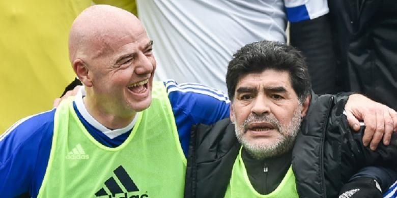 Presiden FIFA, Gianni Infantino, dan Diego Maradona main sepak bola bersama sebelum FIFA Gala di Zurich, Senin (9/1/2016).