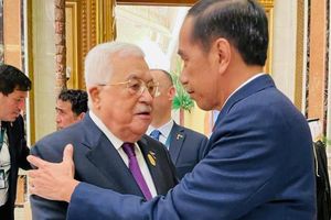 Jokowi Rangkul  Presiden Palestina di KTT OKI