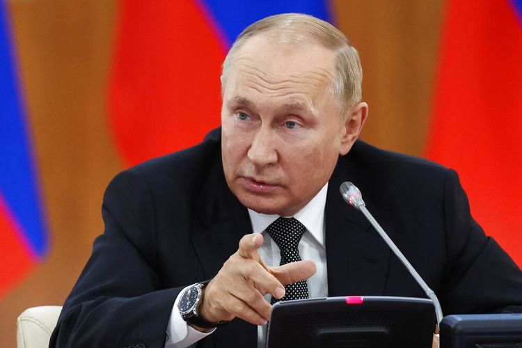 Presiden Rusia Vladimir Putin saat berbicara dalam pertemuan Dewan Negara di sisi Forum Ekonomi Timur di Vladivostok, Timur Jauh Rusia, Selasa, 6 September 2022. Pada Selasa (11/10/2022), Putin bertemu Kepala IAEA di Rusia.