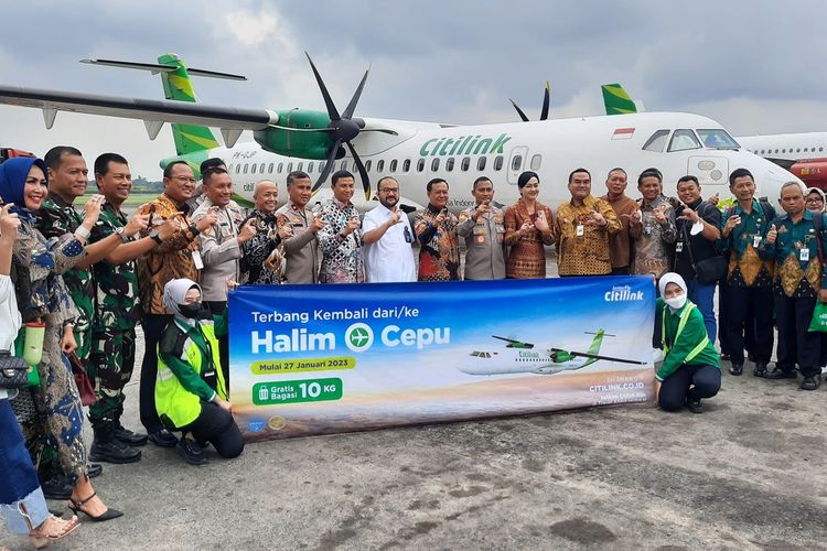 Sejumlah penumpang berfoto di depan pesawat Citilink yang kembali membuka rute penerbangan dari Bandara Halim Perdanakusuma ke Bandara Ngloram, pada Jumat (27/1/2023).