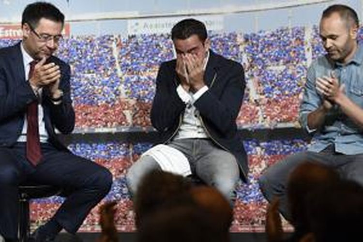 Xavi Hernandez, diapit Presiden Barcelona dan Andres Iniesta, pada pesta perpisahannya, Rabu (3/6/2015). 