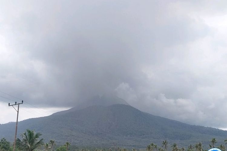 Asap tebal di gunung api Lewotobi Laki-laki, Kabupaten Flores Timur, Nusa Tenggara Timur (NTT) pada Minggu (7/1/2024) pagi.