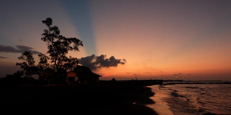 Pemandangan saat matahati terbenam di Pantai Tirtamaya, Indramayu