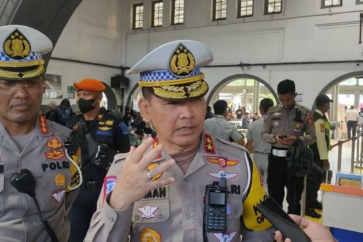 Kepala Korps Lalu Lintas (Kakorlantas) Polri Irjen Firman Shantyabudi di Stasiun Pasar Senen, Jakarta, Rabu (19/4/2023).